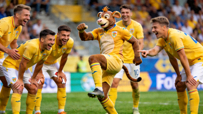 足球运动员在场上做出滑稽庆祝动作，队友大笑